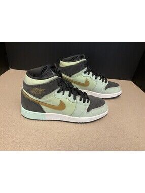 Youth’s Nike Air Jordan 1 Retro High Mint Foam Athletic Shoes. Size 6Y. Nice!